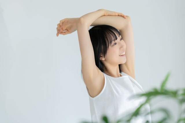 両腕を伸ばし気持ちよさそうにピラティスをする女性