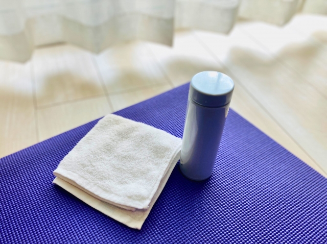 ピラティスに必要なピラティスマットと飲み物、タオル