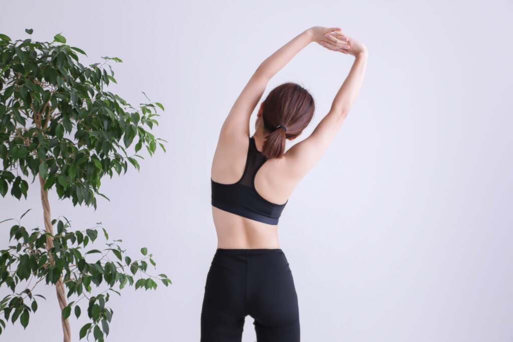 ウォールピラティスで体幹を意識し、集中力を高めるためのポーズ