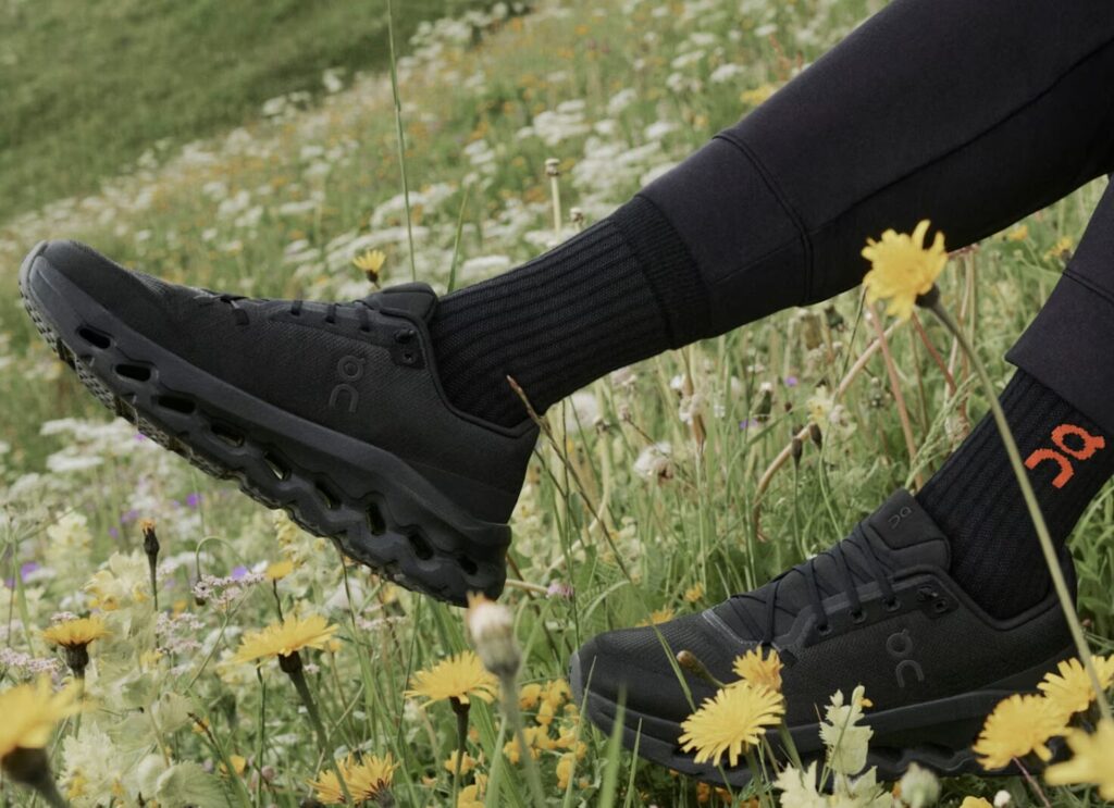 Onのcloudtilを履いている女性の画像