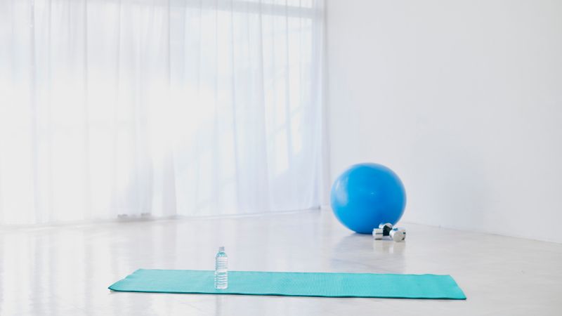 ピラティスや運動に必要な道具が用意された、広々としたスタジオの様子