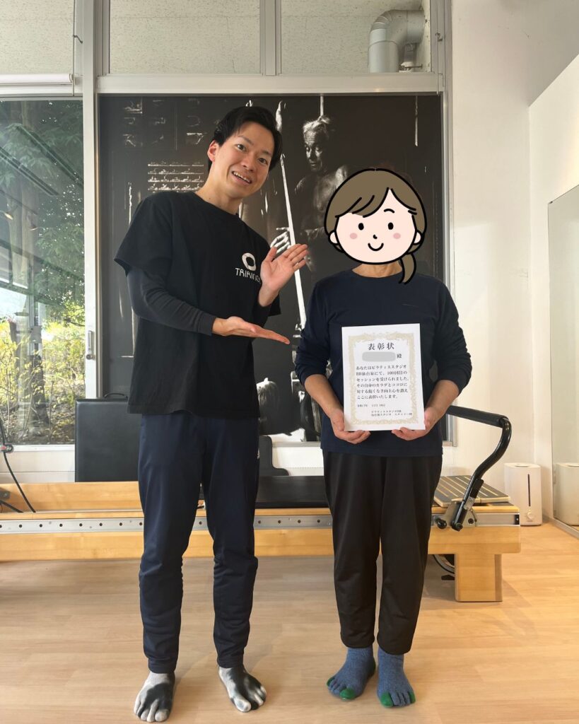 ピラティススタジオBB仙台泉店に通う70代女性の会員様がセッション100回を達成された写真