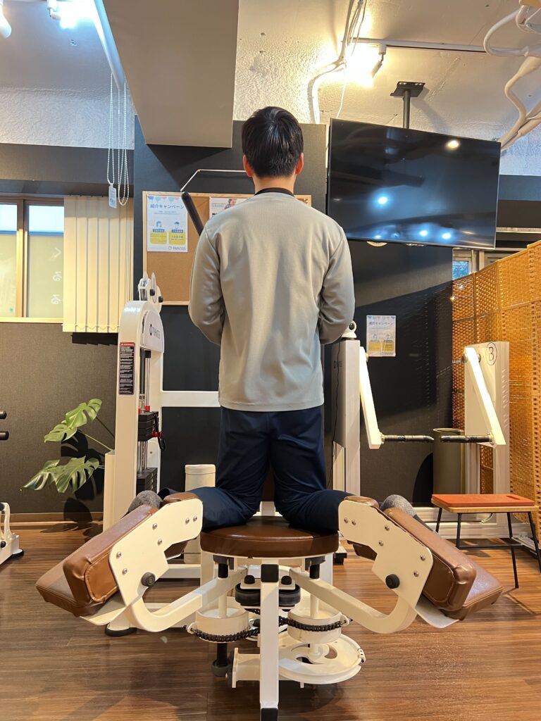 ピラティススタジオBBのマシンでリバースインナーサイというエクササイズをしている画像