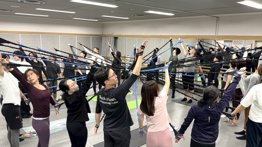 コネクションズバンドセミナーの参加者全員で結んだピラティスインストラクターの輪