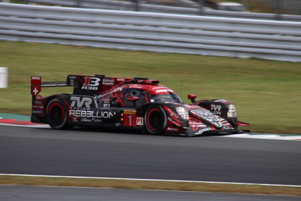 スポーツカーがサーキット上で走っている画像