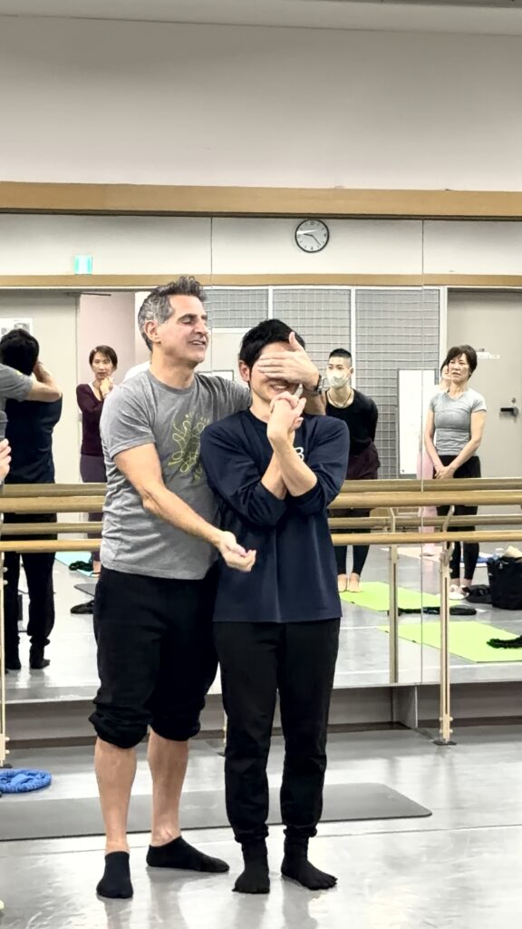 ViktorがピラティススタジオBB錦糸町マネージャーの辻尚之と楽しく戯れているシーン