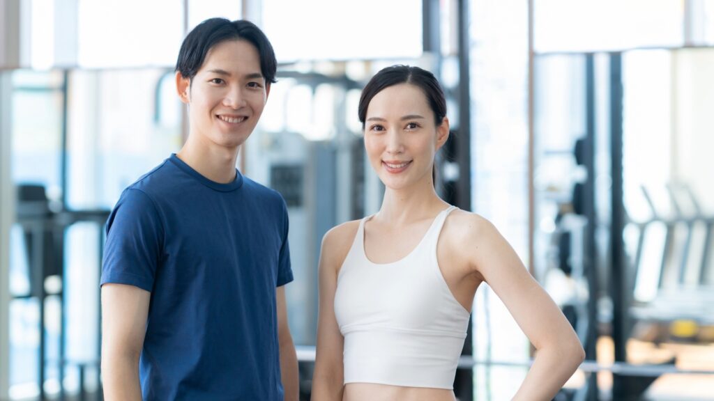 錦糸町のピラティススタジオでインストラクターから指導を受けるイメージ。男女共に通いやすい雰囲気。