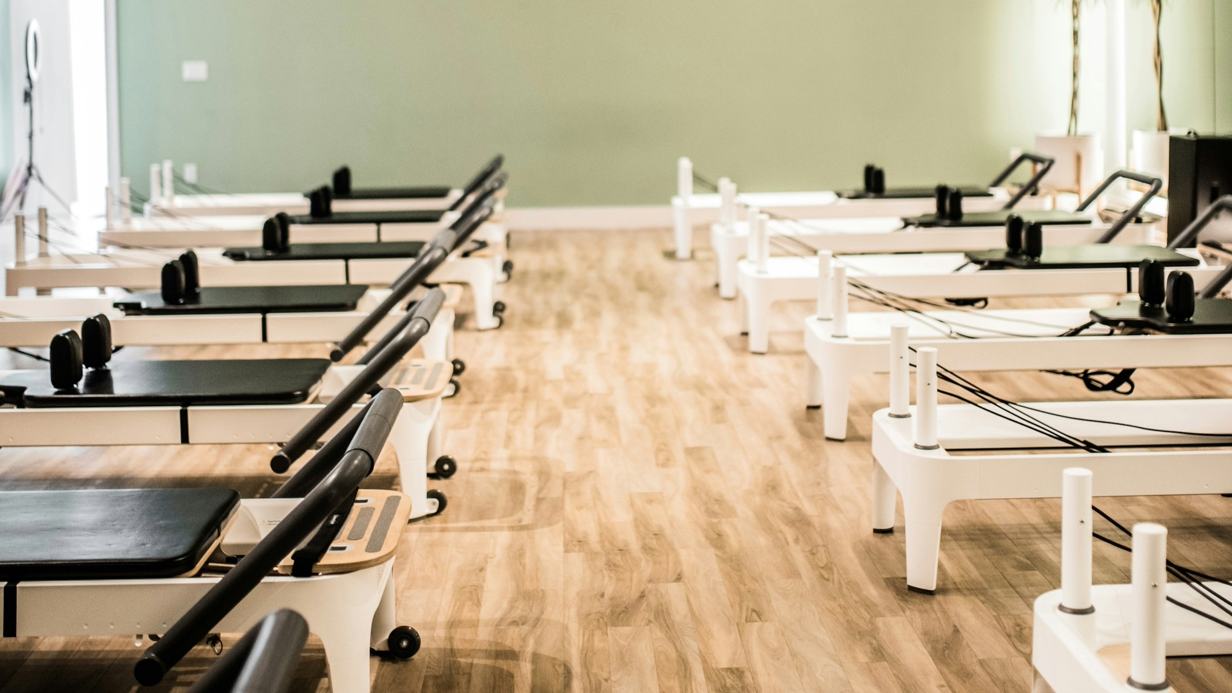 ピラティスのコンプリヘンシブ資格とフルイクイップメントの違い｜主要資格10団体を徹底比較