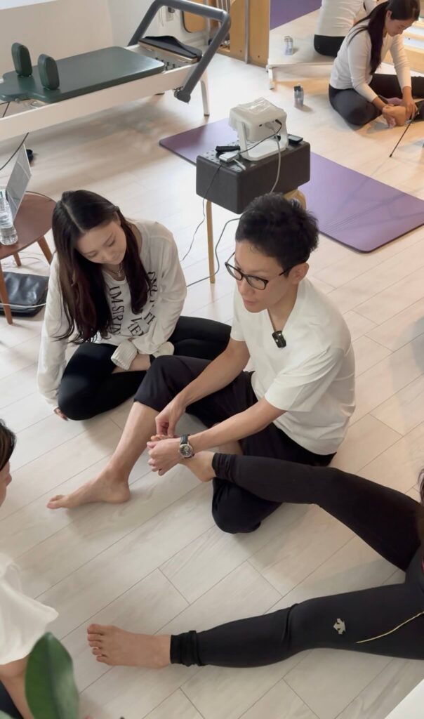 ピラティスインストラクターの大岩俊貴氏が、2025年秋に恵比寿で足部へのアプローチのセミナーを実施した際の画像
