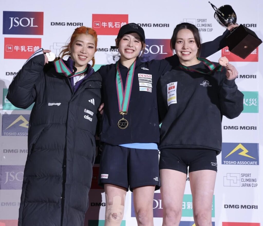 伊藤ふたば選手がボルダリング・ジャパンカップ2026で優勝し、野中生萌選手、関川愛音選手と並ぶ表彰式の様子