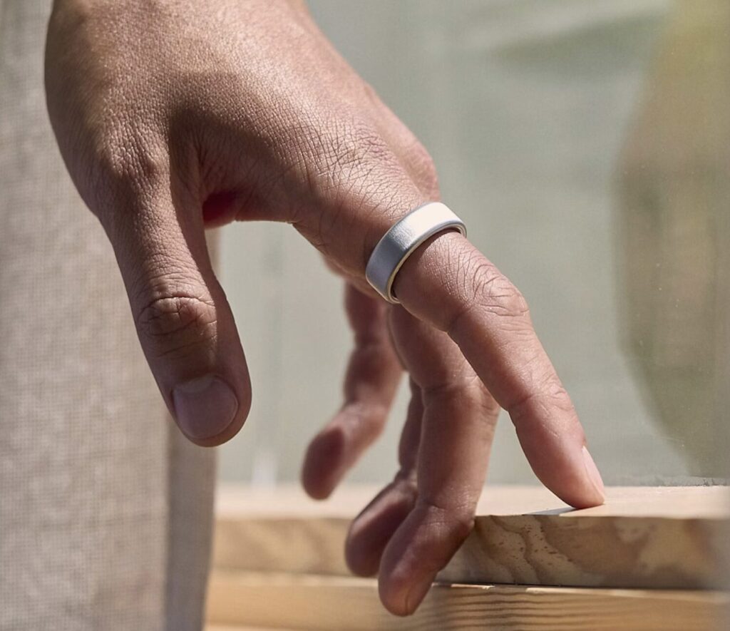 男性がオーラリングを人差し指にはめているイメージ画像