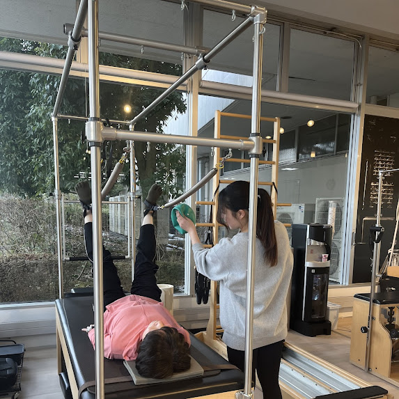 ピラティスセッションを受ける会員様の写真