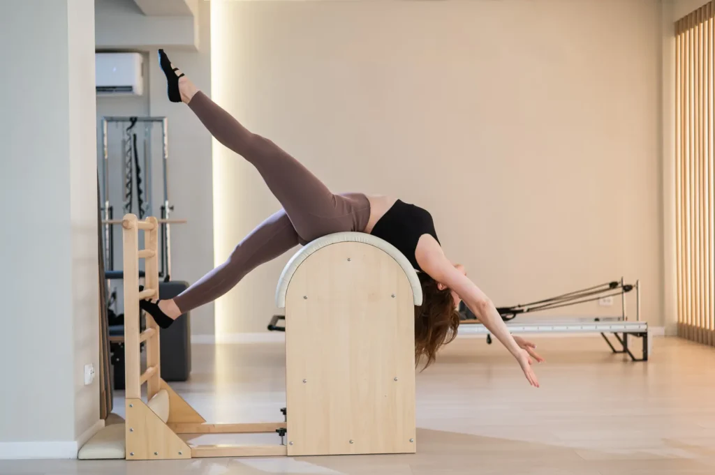 女性がラダーバレルを用いてピラティスを実践している画像