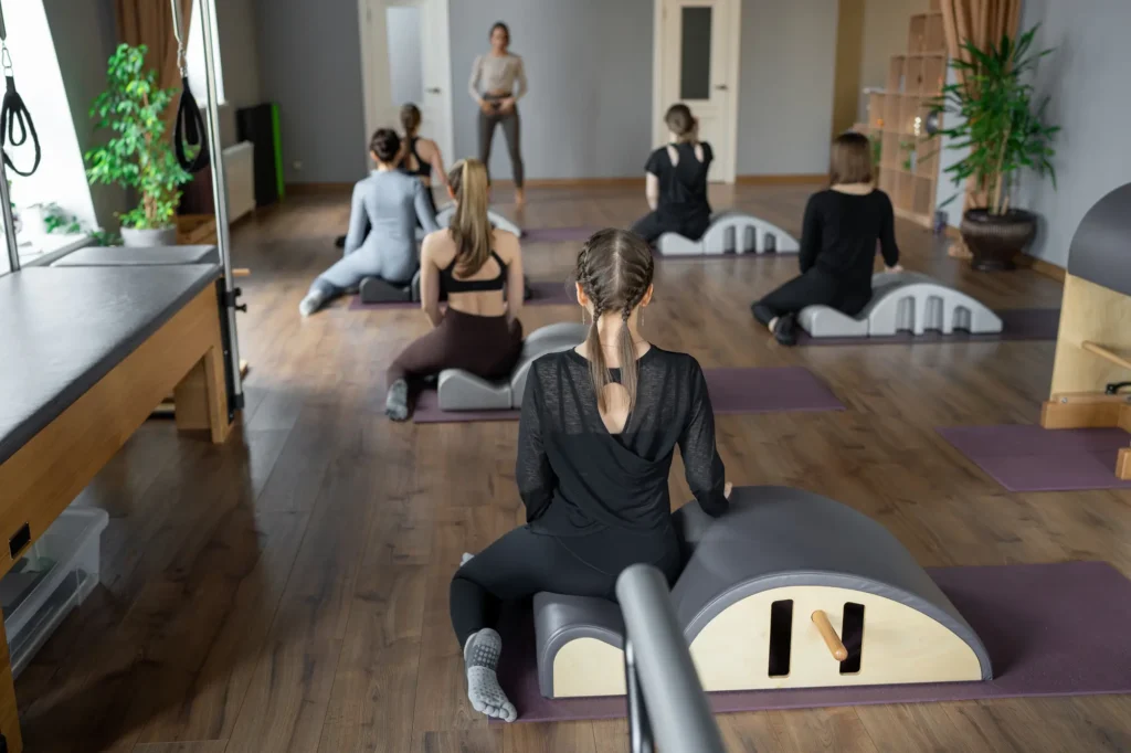 スパインコレクターを用いてピラティスのグループレッスンをしている画像