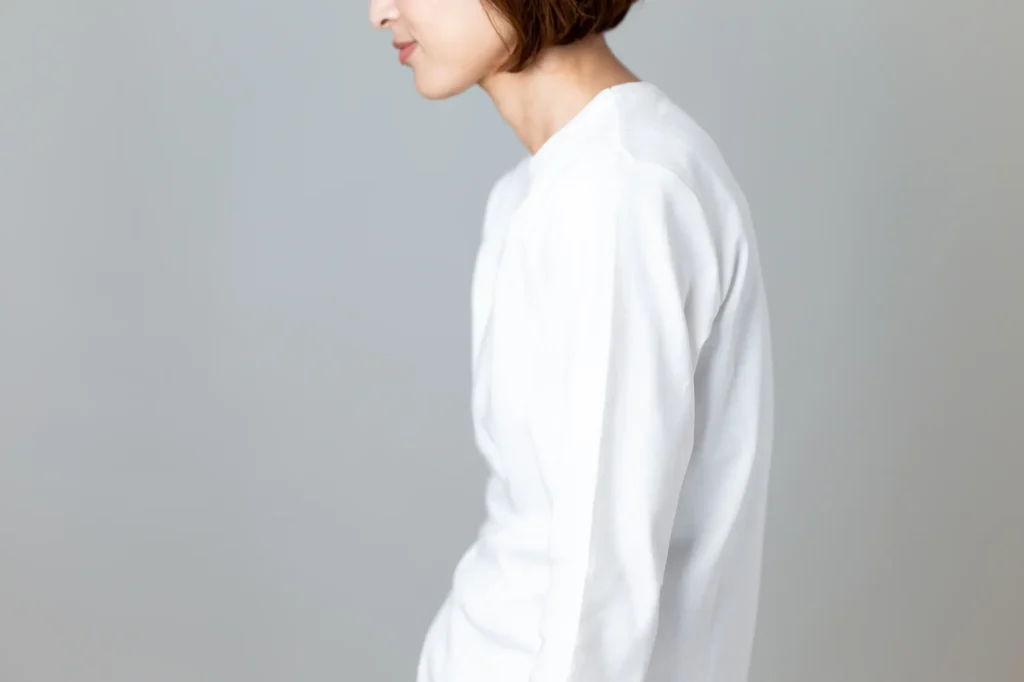 円背姿勢の女性の画像