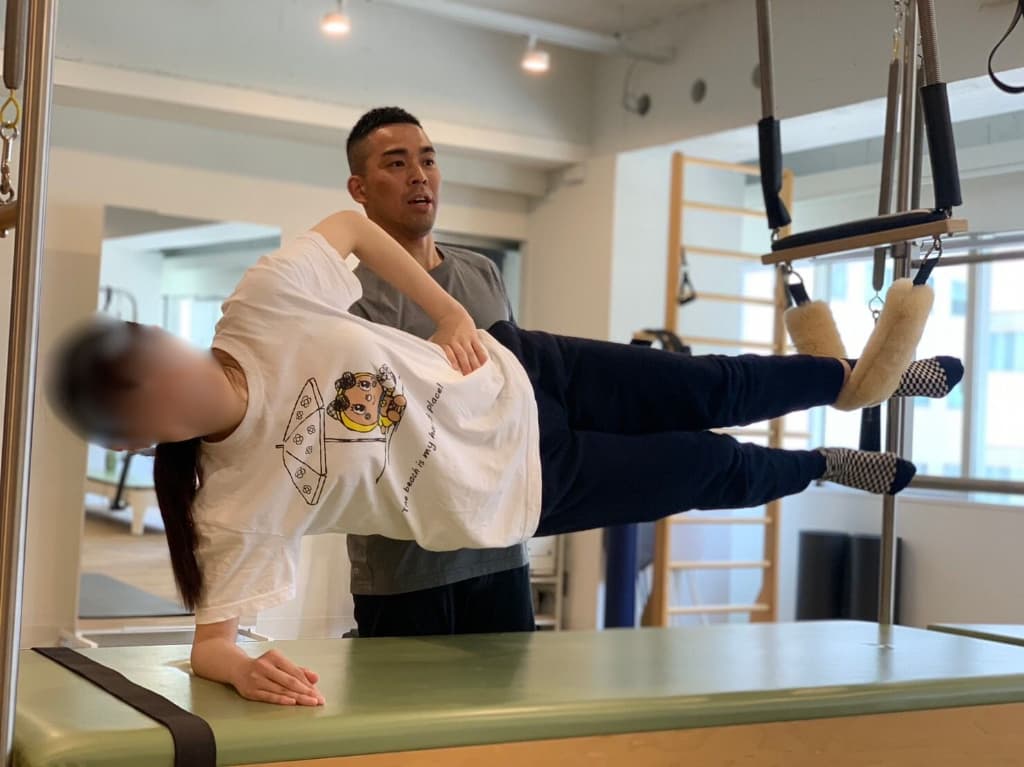 ピラティスマシンキャデラックでの体幹エクササイズ