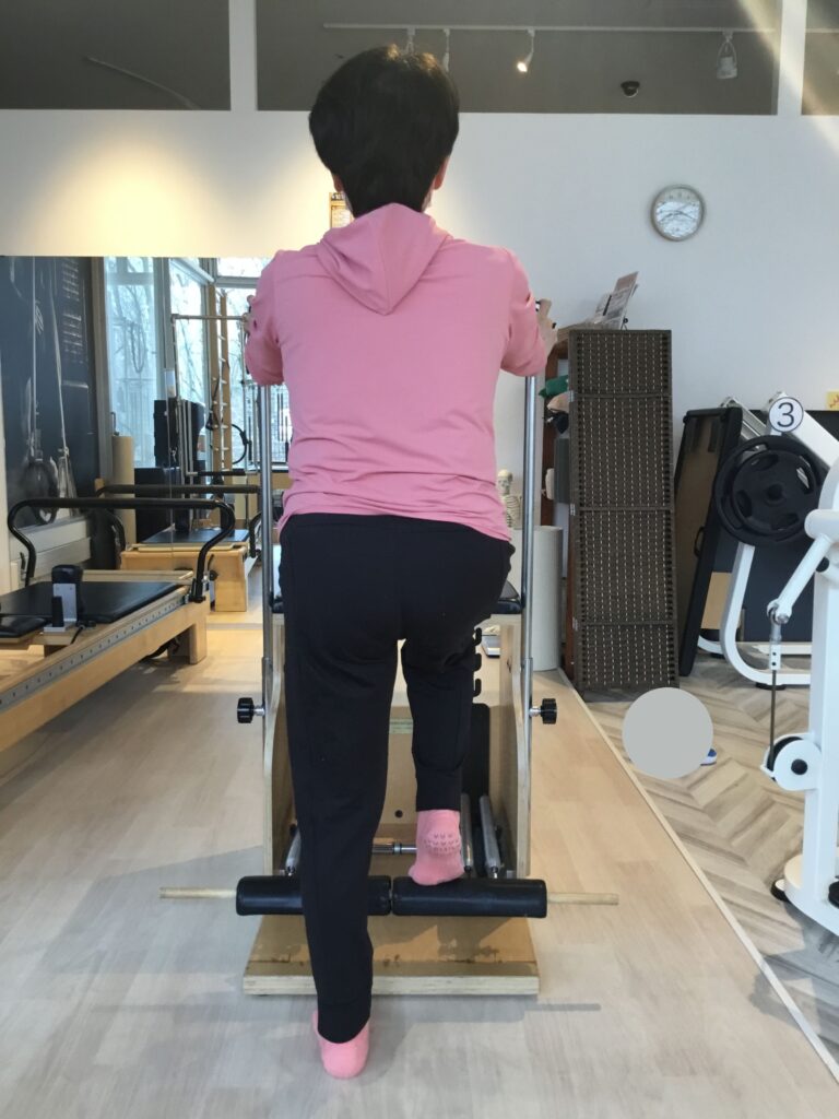 イーロンゲイションを意識しながら立位でのエクササイズを行う会員様の写真