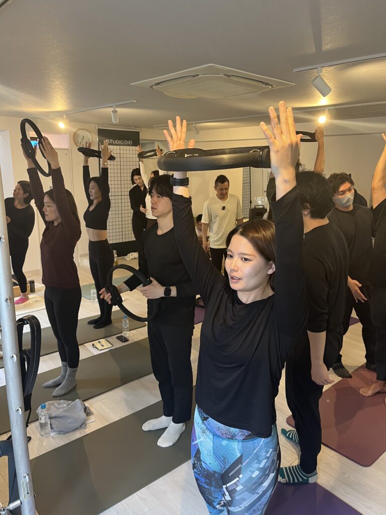 全国から参加したインストラクターたちが小田島氏からリブケージ・アームズを学び実践している様子の写真