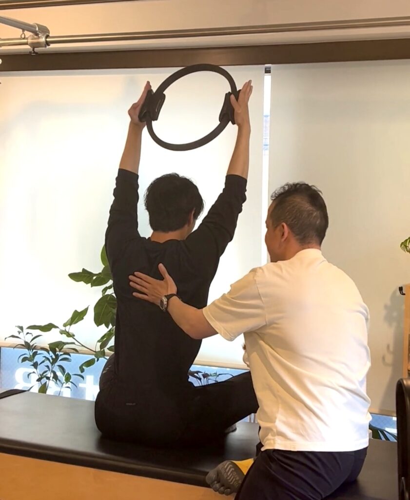 ピラティススタジオBB恵比寿で開催された小田島講師によるリング活用セミナーで、スタッフの川野がボディとなりシェイブ・ザ・ヘッドを行う様子。