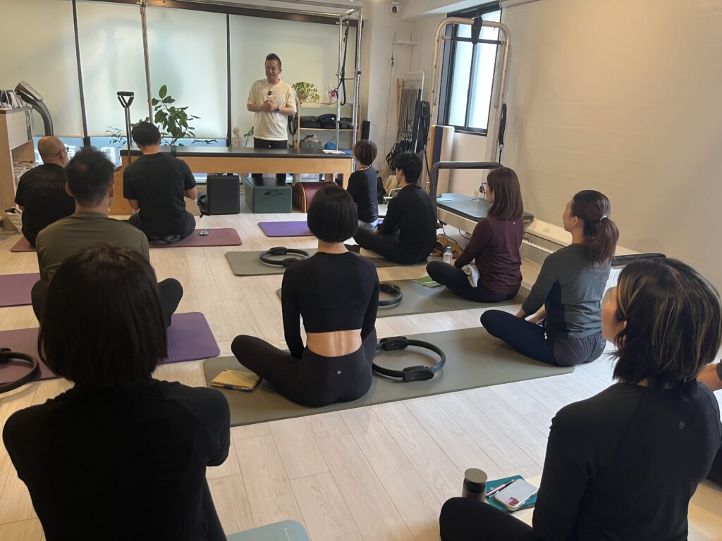 ピラティススタジオBB恵比寿で開催された小田島講師によるリング活用セミナーで、小田島氏が冒頭に挨拶している様子の写真