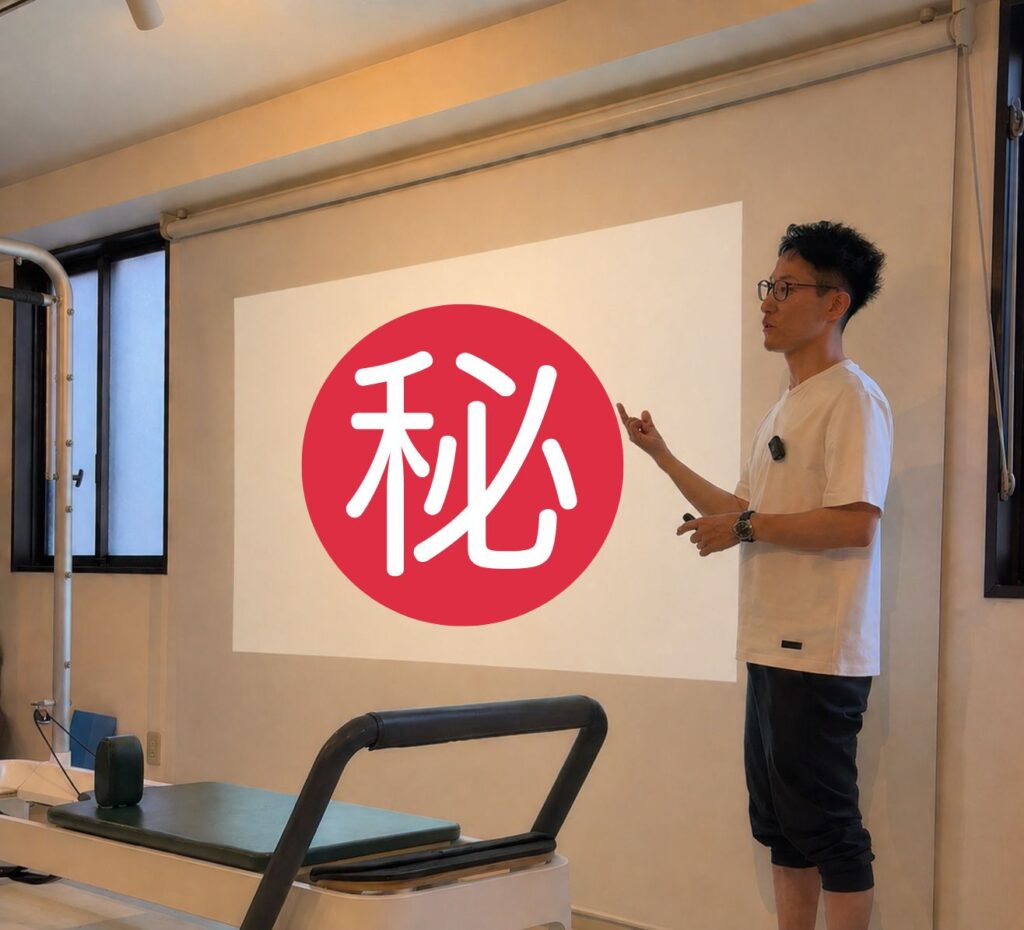  大岩 俊貴 氏（マスターピースボディルーム／名古屋 代表）がセミナーで参加者に向かって肩の機能改善アプローチの解説をしている様子。