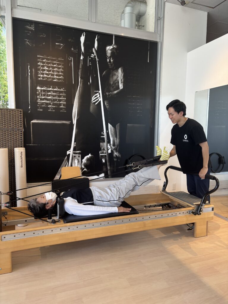 ピラティススタジオBB仙台泉店に通うK様がリフォーマーでエクササイズを行なっているセッション写真